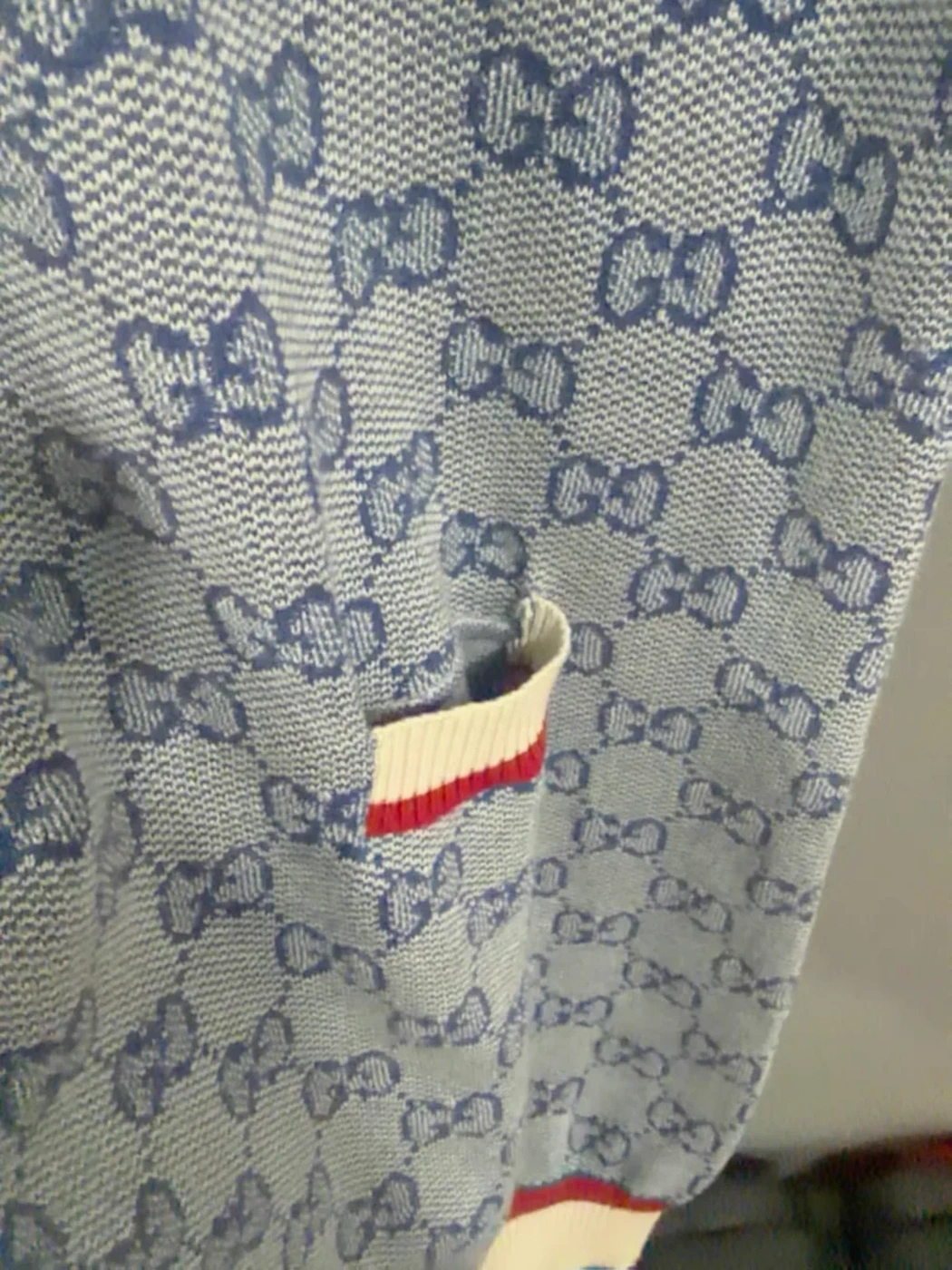 ニットポケットの細部 · 補正前
